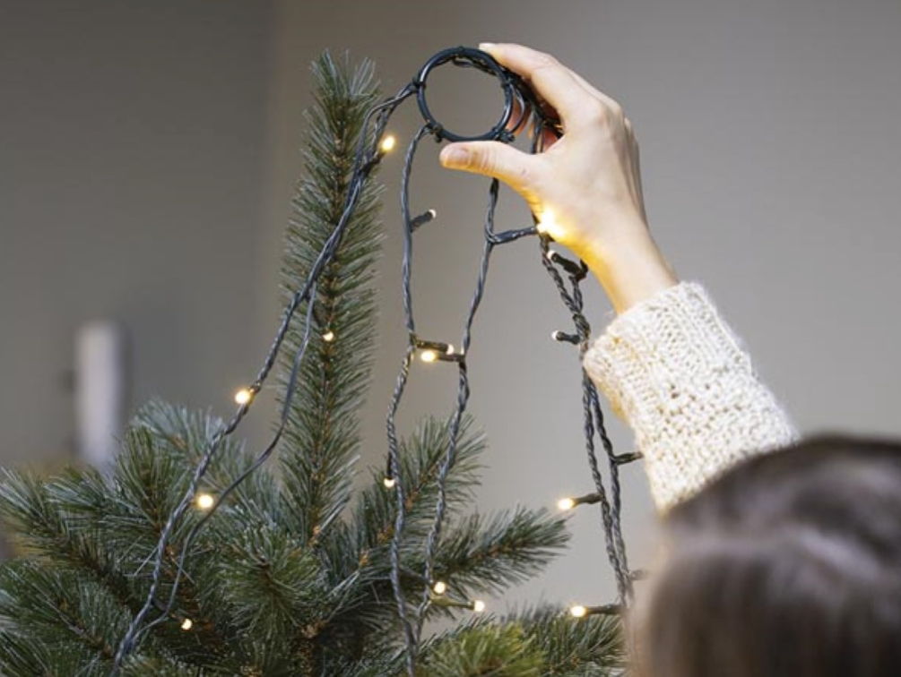 Vellight Atria LED-Weihnachtsbeleuchtung für den Baum – Weihnachtsbaumhülle – Ausgestattet mit einem praktischen Ring mit Lichterketten, energieeffizienten LEDs und einem wetterfesten Adapter – Für den Innen- und Außenbereich – Grün, Kupfer und Kunststoff