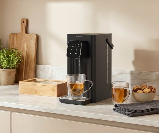 Tomado TWD2503B Heißwasserspender – Schnellkocher – 2,5 Liter – Digitalanzeige – Temperatureinstellung – Abnehmbarer Wassertank – Inklusive Wasserfilter