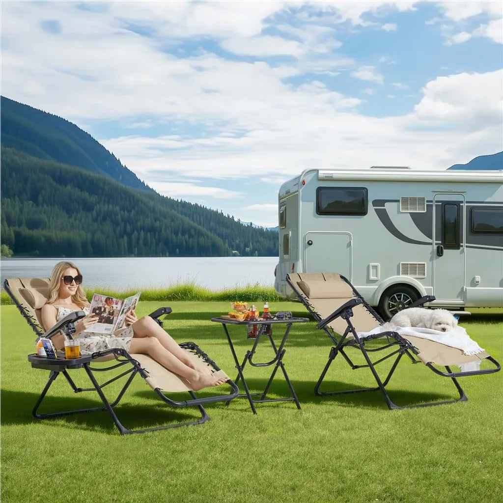 Yaheetech 2er-Set Liegestühle mit Beistelltisch – Beige – Zusammenklappbare Zero-Gravity-Gartenliegestühle mit Kopfkissen und Getränkehaltern