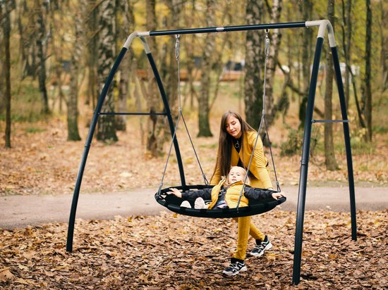 AXI Metall-Nestschaukel in Anthrazit/Creme – Freistehendes Schaukelset mit Rahmen und Nestschaukel Ø 120 cm – Schaukelset für Kinder