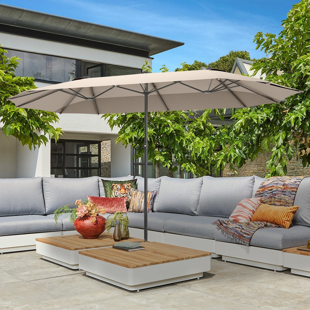 LifeGoods Doppelter Sonnenschirm - 270x460cm - Bis zu 15 Personen - Wasserdicht - Mit Bezug - Taupe