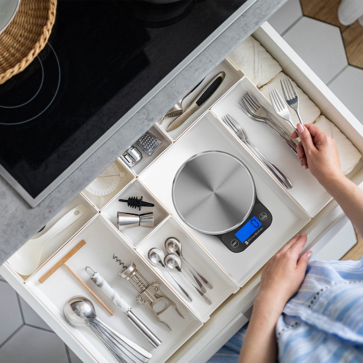 KitchenBrothers Küchenwaage - Waage Küche Digital - 1 g bis 6 kg - Tara Funktion - Batterien enthalten - Edelstahl/Schwarz