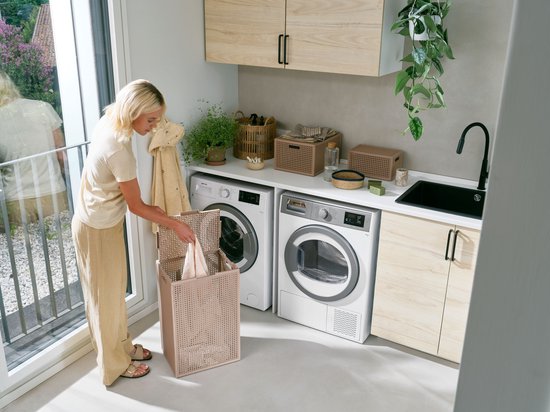 Curver Kaya Wäschekorb mit Deckel – 60 l – 38 x 29 x 58,5 cm – Warm Taupe