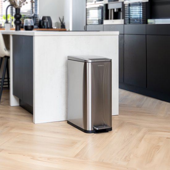 Deleca Mülleimer Prestige - 50 Liter - Schmal - Edelstahl Abfalleimer / Abfallbehälter / Tret-Abfalleimer - Mit Fußpedal und Slow Close - Matt Silber