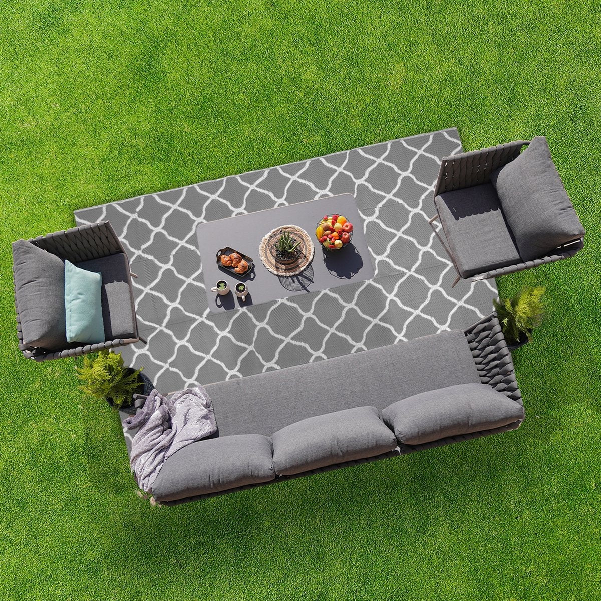 LifeGoods Teppich für den Außenbereich - 152x230CM - Gartenteppich - Teppich für den Außenbereich - Reversibel - Inkl. Tragetasche - Mit Muster - Grau/Weiß