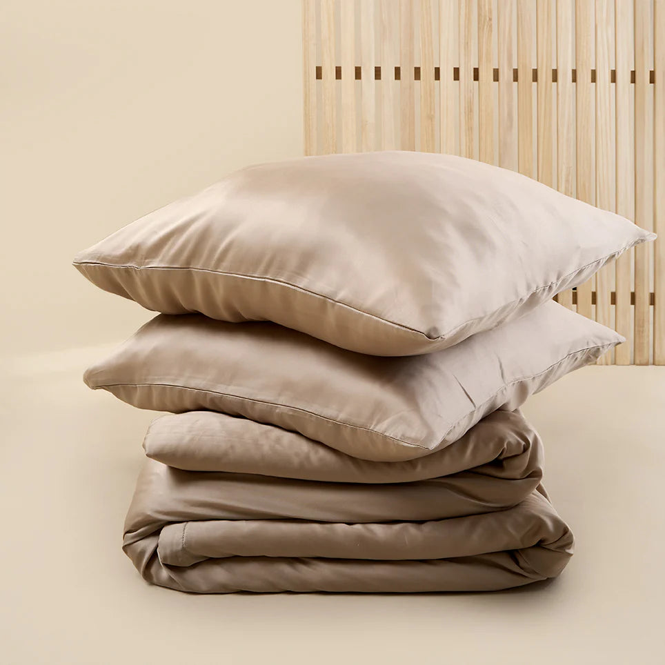 Sjumo - Tencel Satin Bettbezug - 240x220 cm - Honey Glow Tencel & Baumwollsatin - Hochwertiger Glanz & Seidenweich - Anti-allergisch & Atmungsaktiv - Inklusive 2 Gratis Kissenbezüge