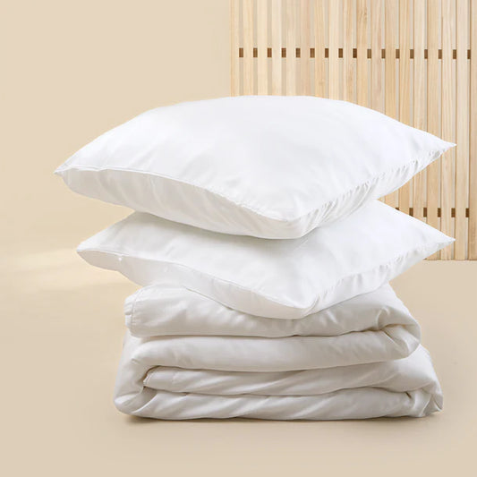 Sjumo - Tencel Satin Bettbezug - 200x220 cm - Frisches Weiß Tencel & Baumwollsatin - Hochglanz & Seidenweich - Antiallergisch & Atmungsaktiv - Inklusive 2 Gratis Kopfkissenbezüge