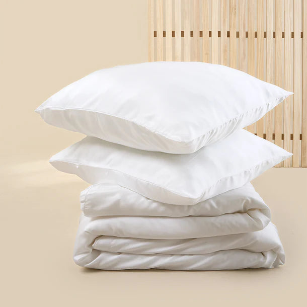 Sjumo - Tencel Satin Bettbezug - 240x220 cm - Frisches Weiß Tencel & Baumwollsatin - Hochglanz & Seidenweich - Antiallergisch & Atmungsaktiv - Inklusive 2 Gratis Kopfkissenbezüge
