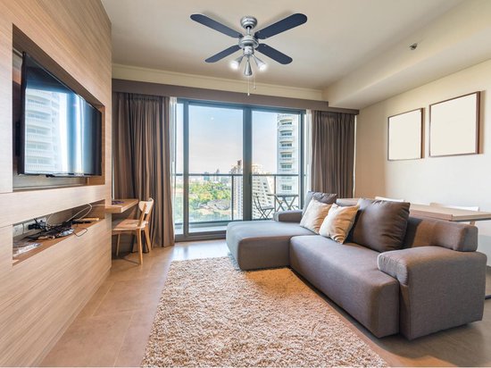 Bestron Deckenventilator mit Beleuchtung, 3 Geschwindigkeiten & extra großer Spannweite von Ø102cm, inkl. Sommer-/Winterfunktion, 3 x GU10 LED-Leuchten, 50Watt, DLHB42S, Farbe: silber/blau