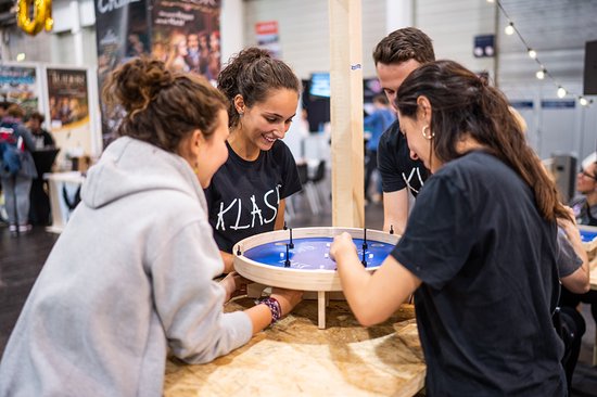 Klask – Brettspiel für 4 Spieler – Magnetspiel – Brettspiele für Erwachsene und Kinder