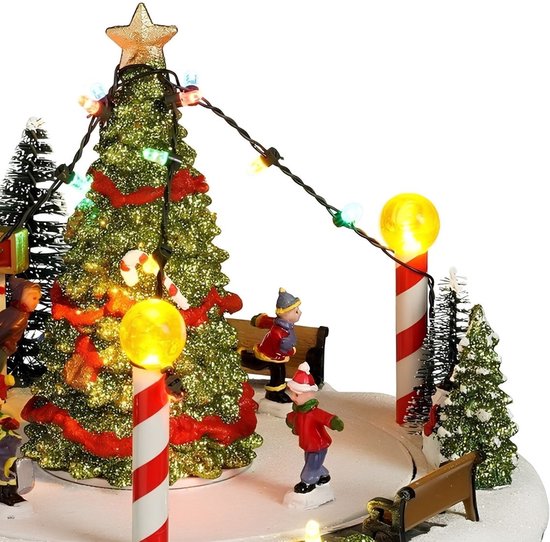 Luville Weihnachtsdorf: Weihnachtsbaum-Szene mit Eislaufbahn – Weihnachtsdekoration mit beweglichen Figuren und LED-Beleuchtung – batteriebetriebene Girlande – Weihnachtsgirlanden für den Innenbereich – 22 x 22 x 18,5 cm – Weiß