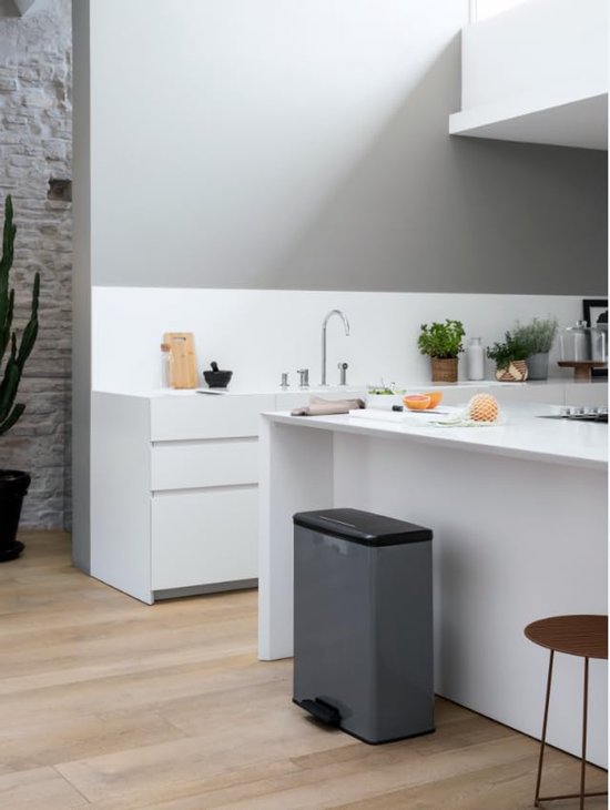 CURVER - Mülleimer mit Pedal, 65 l, grau, Deckel und Beutelring