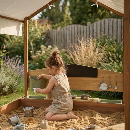 AXI Meli Sandkasten & Spielhaus 120 x 120 cm mit Spielküche – Braun – Mit Dach – FSC-Holz – Mit Kreidetafel, Wassertank und 6-teiligem Spielzeug-Kochset – Mit 2 Bänken - Inklusive Bodenplane – 10 Jahre Garantie