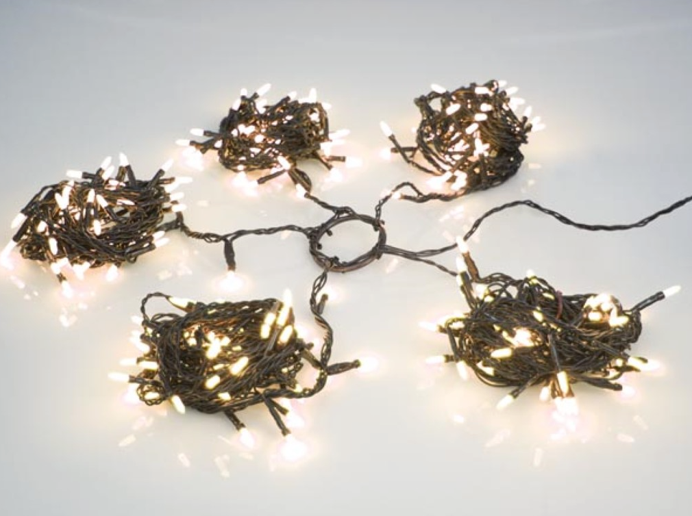 Light Creations Weihnachtsbeleuchtung Speed Light LED Steady – Ausgestattet mit 330 warmweißen LEDs, einem integrierten Modulator und einem 5 Meter langen Stromkabel – Für den Innen- und Außenbereich – Grüner Kunststoff – 240 cm