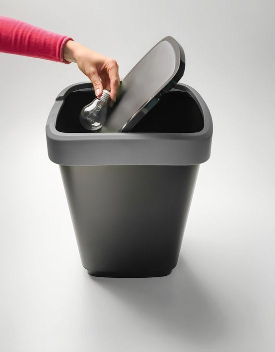 Rotho Twist Mülleimer- 50L - 60.2cm - Mit Kippdeckel - Silber/Schwarz