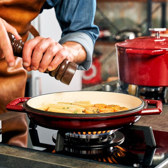 The Tasman Dutch Oven und Grill – Kochtopf – aus recyceltem Gusseisen – mit traditionellem Deckel und Grilldeckel – Ø 29 cm – Rot