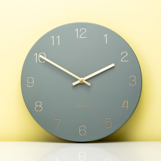 Karlsson Wanduhr „Charm“ – Gravierte Ziffern, Dschungelgrün – Small – Ø 30 cm – Wanduhr im skandinavischen Stil