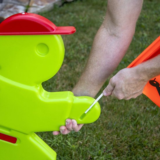 Victor Veilig mit roter Warnflagge – Verkehrspate / Verkehrspuppe in fluoreszierendem Grün – Achtung, spielende Kinder! Warnschild „Kid Alert“