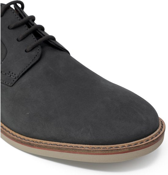 Schlichte Spitzenschuhe mit Lederfutter