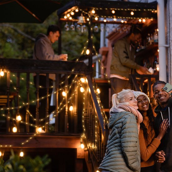 EverNeeds Lichterkette für den Außenbereich - Mit beleuchtetem Kabel - Lichtergirlande 15 LED - 15 Meter - Stimmungsvolle Beleuchtung im Außen- und Innenbereich - Gartenbeleuchtung - Weihnachtsbeleuchtung - Lichtergirlande im Außenbereich - IP65 - 2 Extra