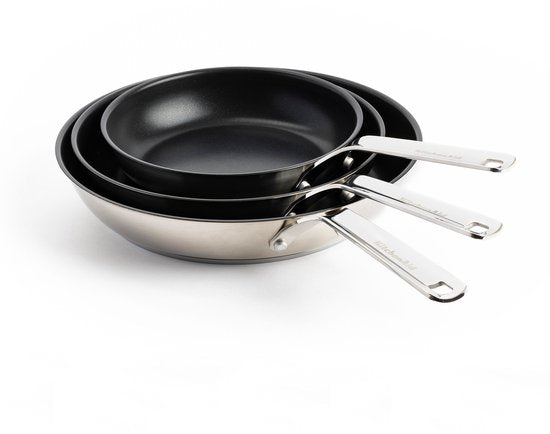 KitchenAid Edelstahl-Pfannenset, 3-teilig, 20/24/28 cm – PFAS-freie Antihaftbeschichtung – Induktionsgeeignetes Pfannenset – Keramikpfanne – Ofenfest bis 220 °C – Silber