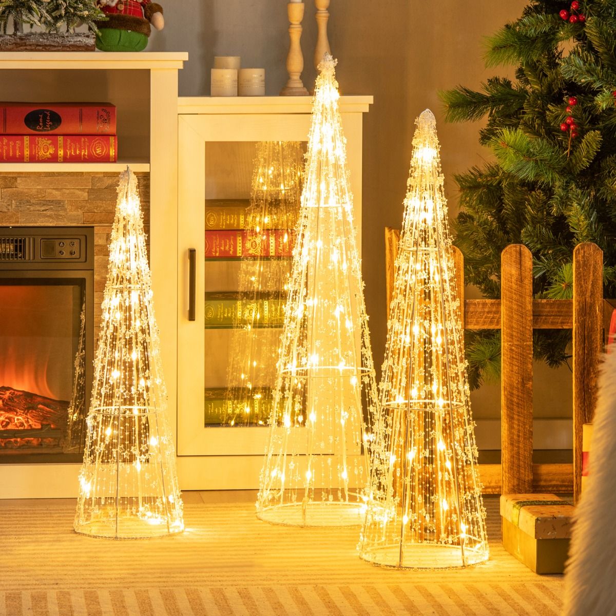 Coast Illuminated Christmas Cone Trees 3er Set - Warm White LED - Sterngirlanden - Weiß - 81 / 72 / 62 cm - Für Innen & Außen