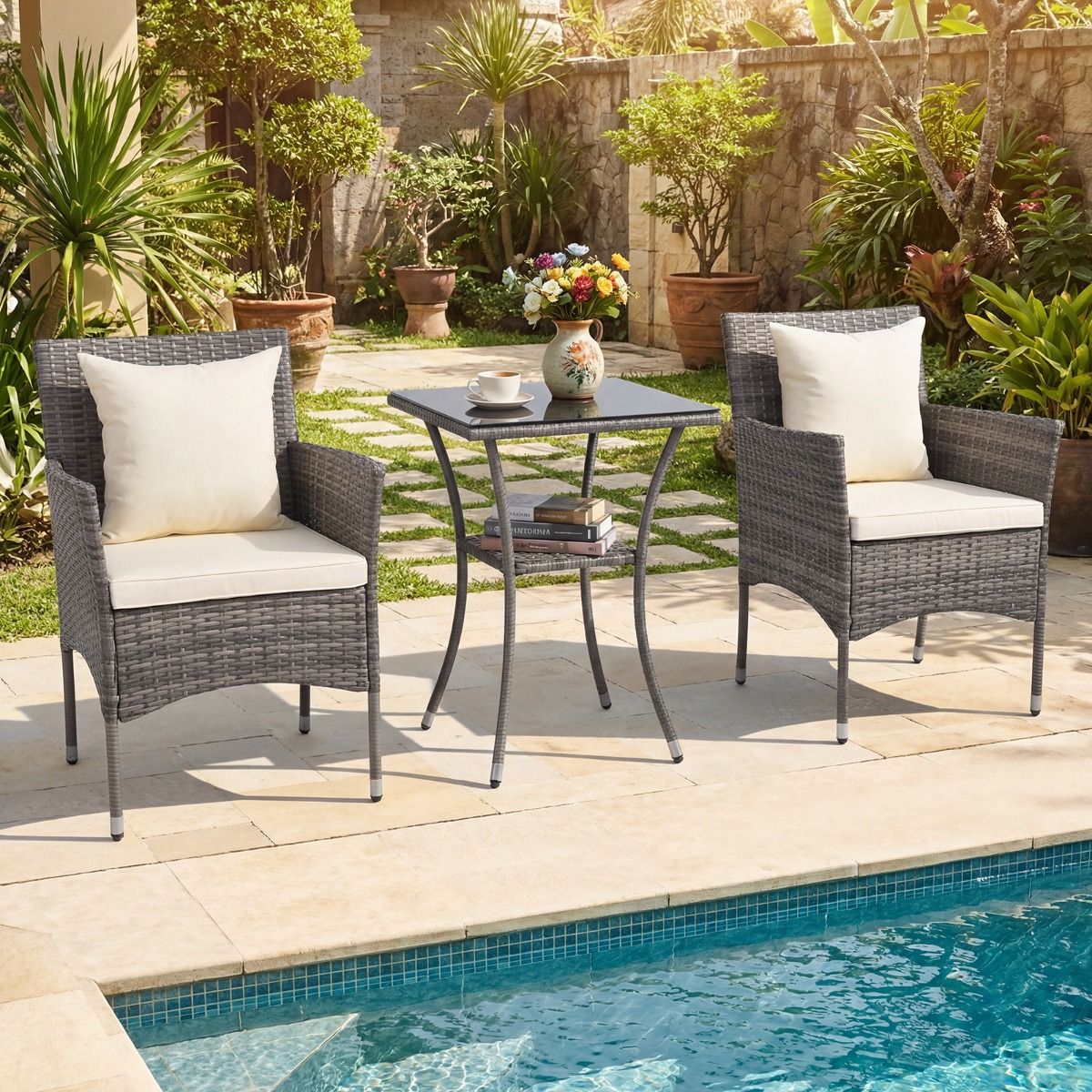 Coast 3-teiliges Gartenset – 2 Rattan-Gartenstühle mit Kissen – Beistelltisch mit gehärtetem Glas – Grautöne