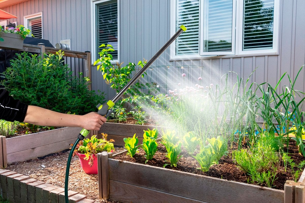 Kinzo Sprinklerkopf Gartenschlauch - Bewässerungssystem - 66 x 9 x 3,5 CM - mit 27 Bewässerungslöchern - 1/2 Anschluss für Gartenschlauch - Grün/Grau