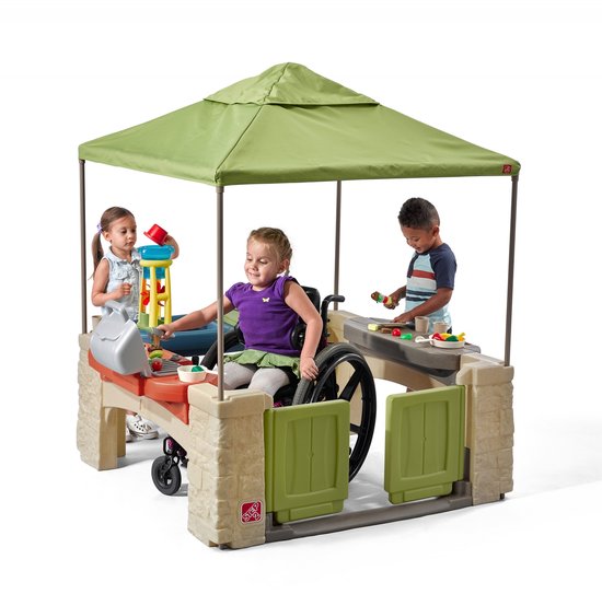 Step2 All Around Playtime Patio mit Überdachung – Spielhaus – Terrasse aus Kunststoff – Geeignet für Kinder im Rollstuhl und Kinder mit eingeschränkter Mobilität – Mit Spielküche und Zubehör – Sand- und Wasserspielzeug