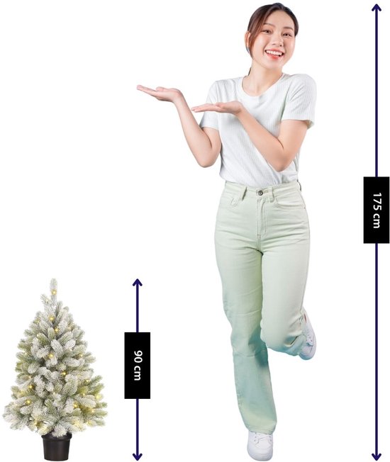 Black Box Trees Nagoya Kunstweihnachtsbaum mit Beleuchtung – Kunstbaum H 90 x T 42 cm – Kunstweihnachtsbaum mit verschneiten Zweigen – im Kunststofftopf – Weihnachtsdekoration für den Innenbereich – mit Batterie und Zeitschaltuhr – 175 Zweige