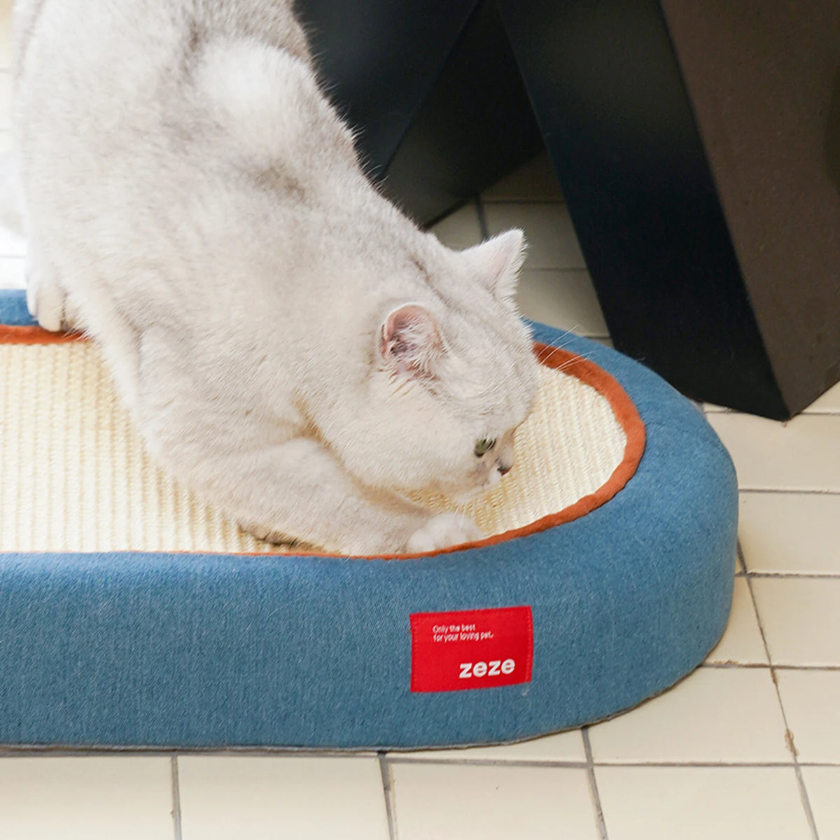 zeze Denim-Jute-Kratzbrett für Katzen – Gebogene Kratzfläche mit Spielbällen – 58 x 38 x 9 cm