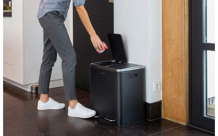 Homra BLINQ Afvalscheiding prullenbak met 2 vakken - 2 x 15 L inhoud - Duo pedaalemmer Zwart - Afvalemmer 30 Liter - Recycle Afvalbak - Zwarte Afvalscheidingsprullenbak - HygiÃƒÂ«nisch Afval Scheiden - Keuken Vuilbak - Kantoor