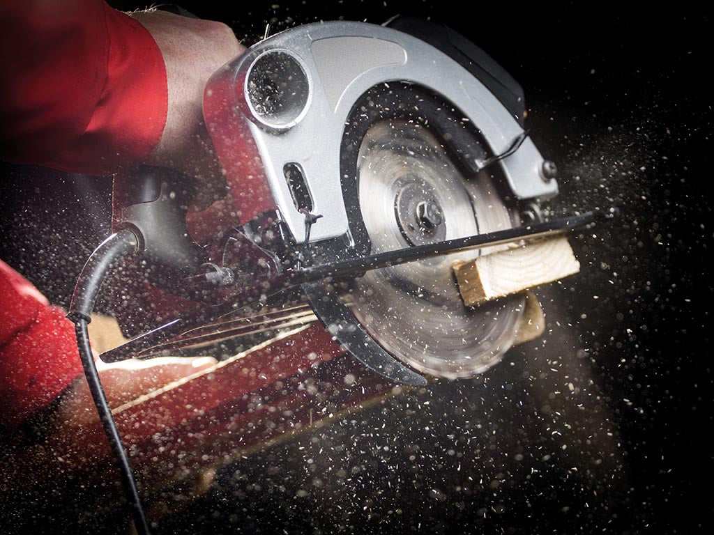 Toolland Metall-Sägebock, zusammenklappbar – mit sieben verstellbaren Höhenstufen, rutschfester Auflagefläche und Handgriff – für Werkstatt und Baustelle – schwarzes Metall – 180 kg