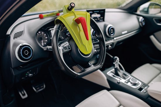 Bullock Defender Pro Lenkradschloss – Schützt auch den Airbag vor Diebstahl – Auffällige gelbe Farbe – Zwei nummerierte Schlüssel – Lenkradschloss für PKW, Transporter, Wohnmobil