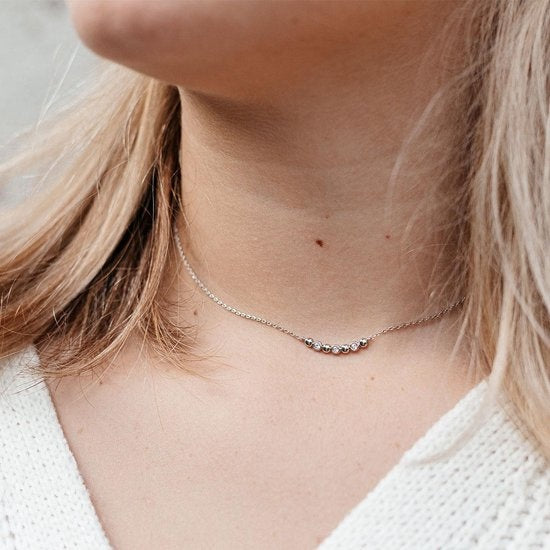 Yolora Damen-Halskette mit Kalpa Camaka Kristallen - Silber - 18K Weißgold vergoldet - Damen-Halskette Silber - Schmuck - Halskette - Luxuriöse Geschenkbox - Geschenkbox - Exklusive Geschenkbox - Schöne Geschenkverpackung