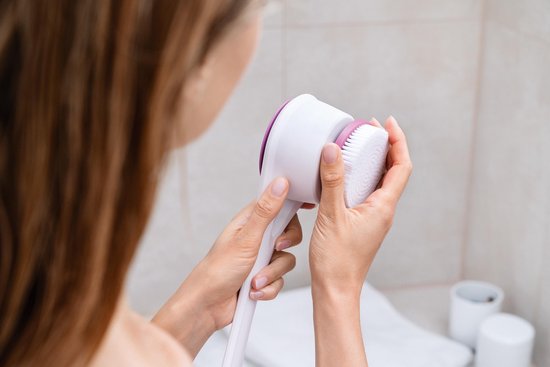 Beurer FC 25 Elektrische Badebürste – Rückenbürste – Körperbürste – Massagegerät – Hautbürste mit Griff – Peelingbürste – 2 Geschwindigkeitsstufen – Weiß – 3 Jahre Garantie