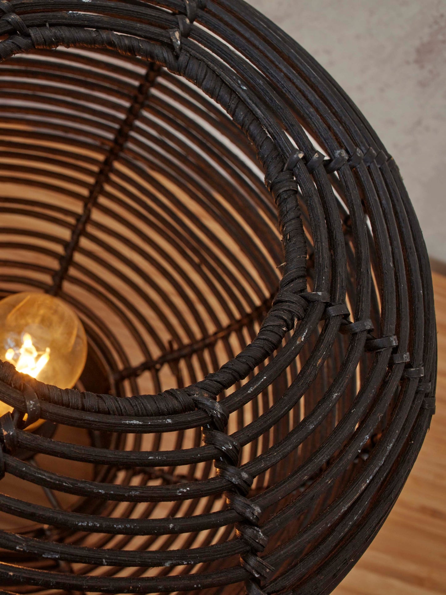 Good&Mojo TANAMI Tischleuchte 30 cm - Schwarzes Rattan - Langlebiges Design - Ø27 cm