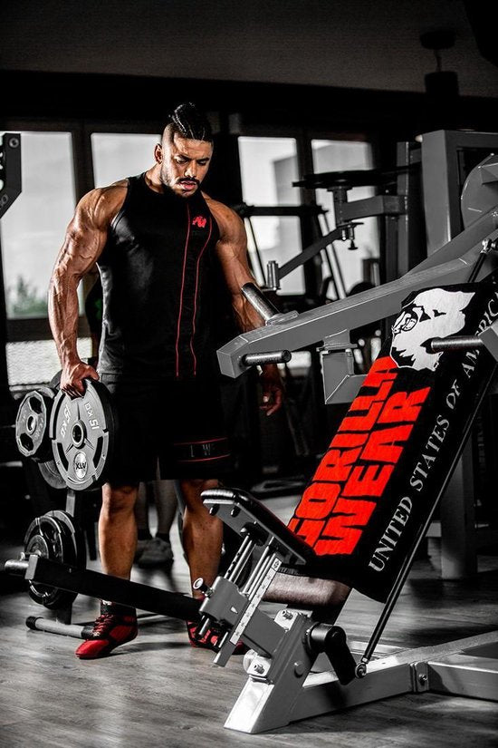 Gorilla Wear - Gym Handtuch - mit Anti-Rutsch-System - Schwarz/Rot