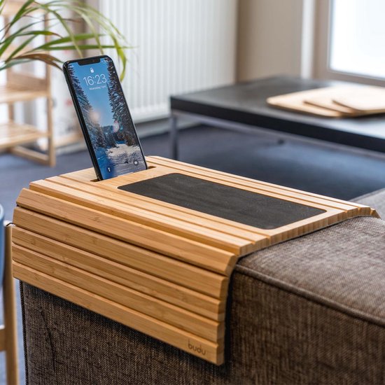 Budu Armlehnentablett für Sofa - Flexibel - Armlehnenorganisator - Bambusholz - Rutschfest - Telefonhalter