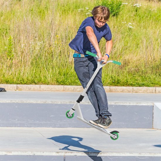 Stunt Scooter Futuristisch in Weiß Grün