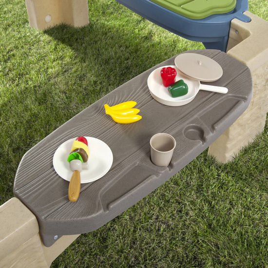 Step2 All Around Playtime Patio mit Überdachung – Spielhaus – Terrasse aus Kunststoff – Geeignet für Kinder im Rollstuhl und Kinder mit eingeschränkter Mobilität – Mit Spielküche und Zubehör – Sand- und Wasserspielzeug