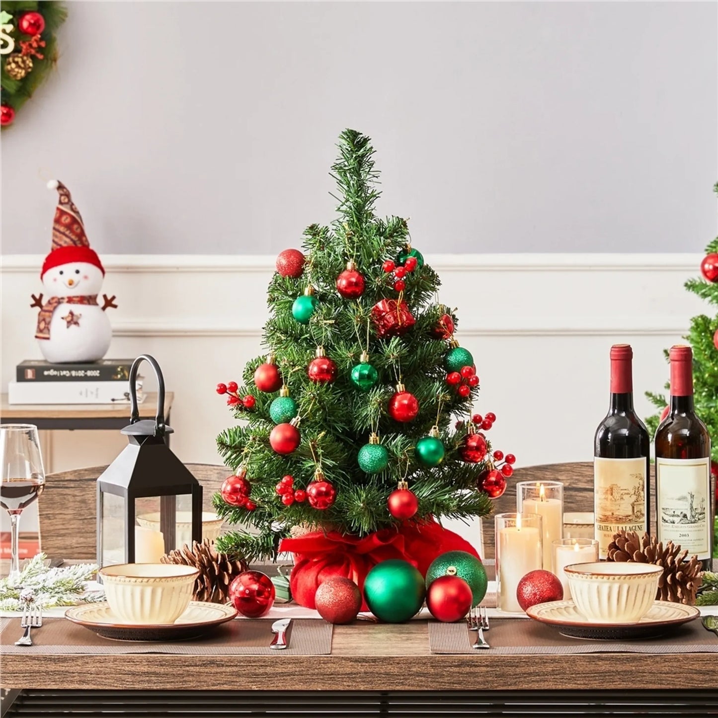 Yaheetech Tisch-Weihnachtsbaum mit Lichtern - 38 x 38 x 60 cm - Mit 35 LED-Lichtern und 40 roten Beeren und Betonsockel mit rotem Tuch - Für Sideboard und Büro - Grünes PVC und Beton