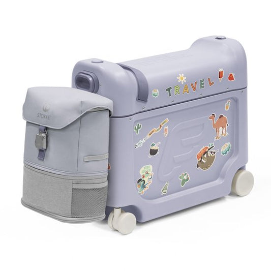 Stokke JetKids Reise-Set, Arctic Blue – Mit BedBox Ride-On-Koffer und Rucksack – Für Kinder von 2 bis 7 Jahren (bis 35 kg)