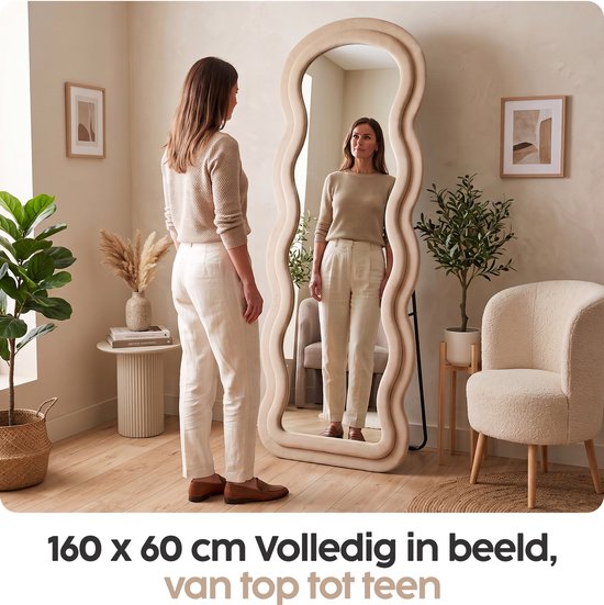Infinity Goods Wandspiegel „Wavy“ – 160 x 60 cm – Design-Wandspiegel – gepolsterter Standspiegel – Wildleder – Beige