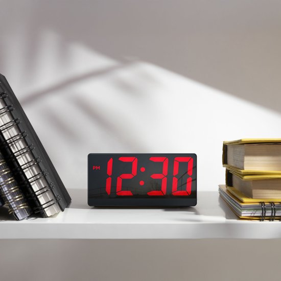 Caliber Digitaler Wecker – Digitale Wecker – Einstellbare Schlummerzeit – Wecker – Dimmbares Display – Digitale Uhr für das Schlafzimmer – USB-Ladegerät