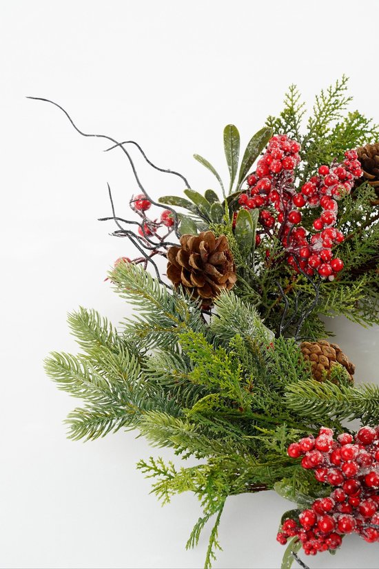 Mica Decorations Randell Weihnachtskranz – Weihnachtsdekoration mit Schneeeffekt – Einfach aufzuhängender Türkranz – Dekoration mit Beeren und Tannenzapfen – Ø 50 cm – Rot