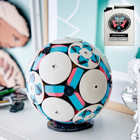 LEGO Editions Fußball – 3D-Display-Bausatz mit Mini-Stadion – Geburtstagsgeschenk für Jungen, Mädchen und Fußballfans ab 10 Jahren – 43019