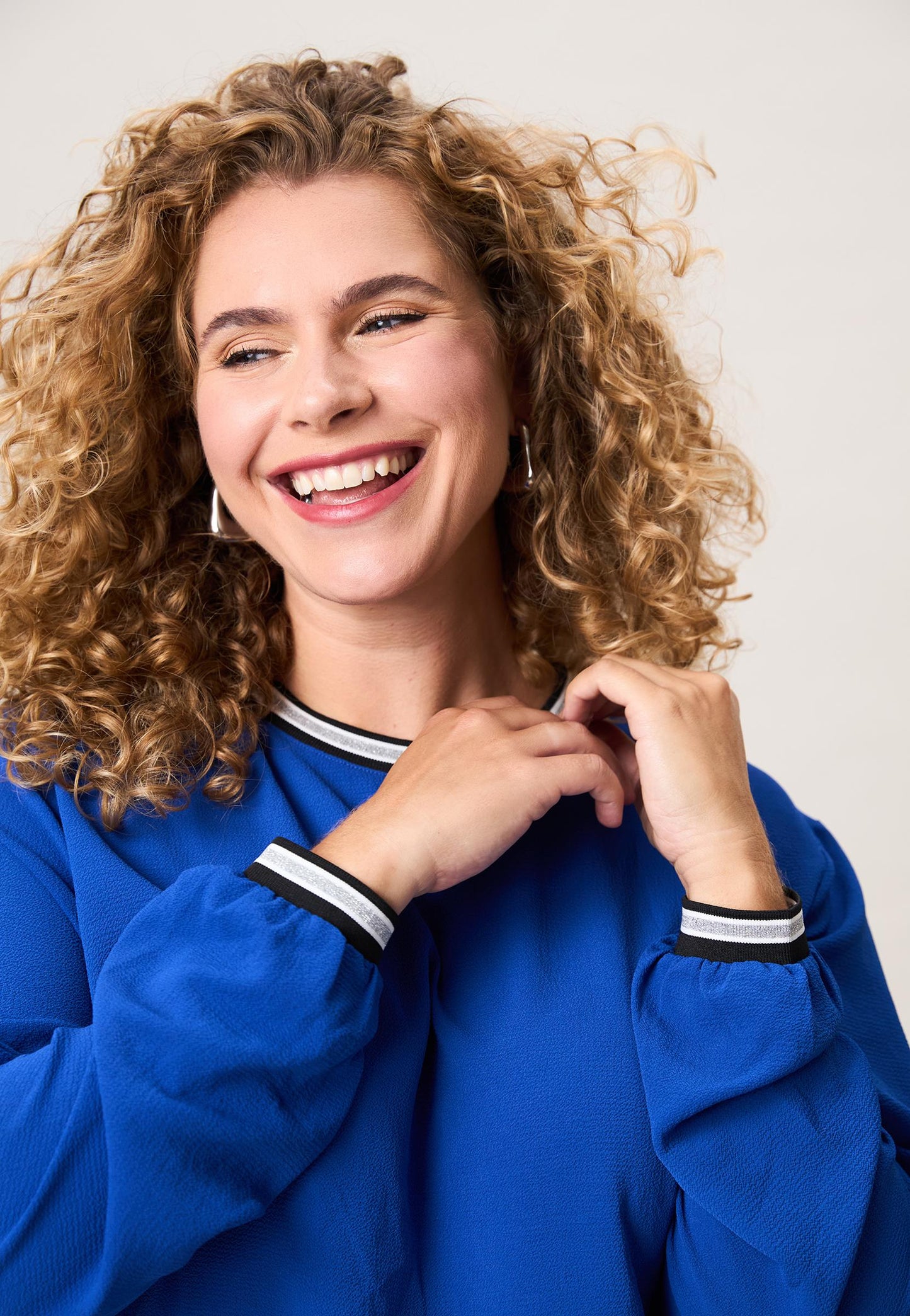 Romy Bluse PL - Kobaltblau - Größe 48 - Bequemes Oberteil mit sportlichen Details