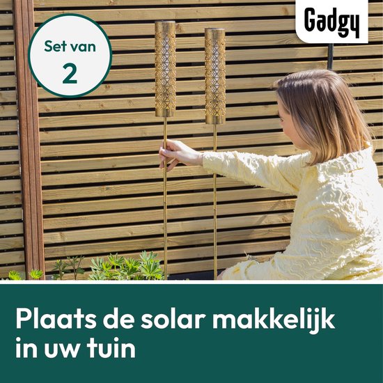 Gadgy Solar-Gartenbeleuchtung – 2x Standlampen mit flackerndem Flammeneffekt – Goldmetall – LED-Stimmungslampen mit Solarbetrieb – Für den Außenbereich – Wetterfest – 98 cm hoch – Erdspieß