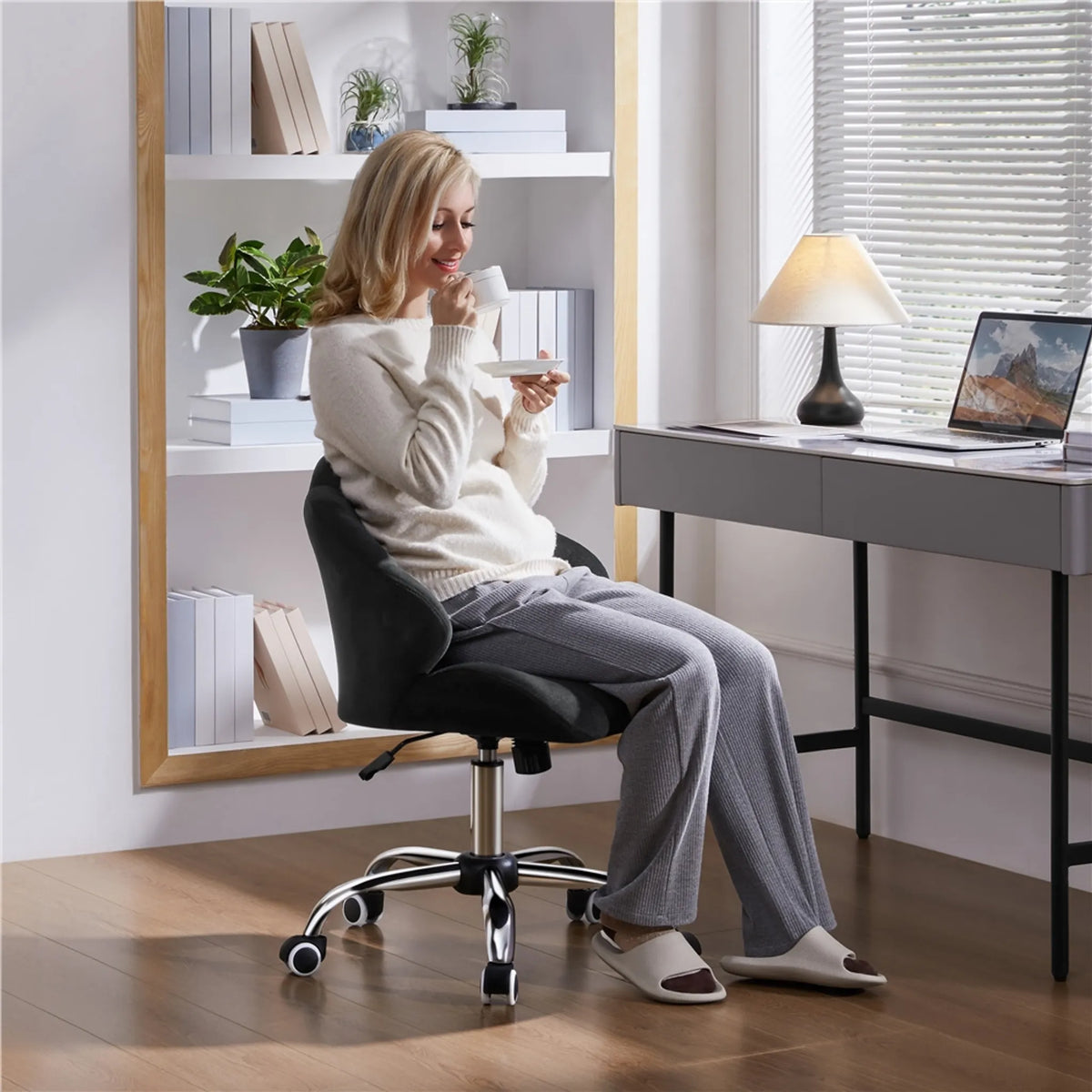 Yaheetech – Eleganter Drehstuhl im Muschel-Design, 76,5–86 cm – Schlichtes Schwarz – Polyester und Metall